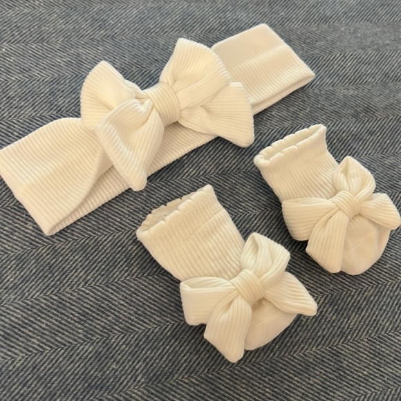 Newborn Booties & Bow Ivory - Picture 2 of 3